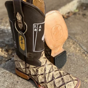 Bota Bulldog Cuadrada Imitacion pescado pirarucu, barajas blancas color Cafe claro